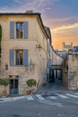 Fransa 'da Uzes, tarihi merkezde eski cepheler, tipik sokak