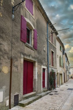 Fransa 'da Uzes, tarihi merkezde eski cepheler, tipik sokak