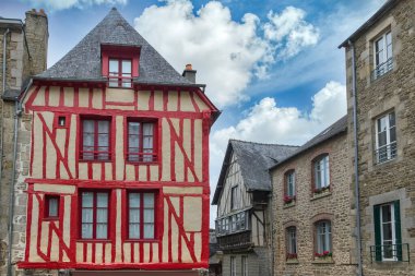 Dinan, Brittany 'deki güzel şehir, tarihi merkezde eski evler