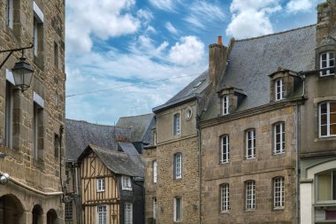 Dinan, Brittany 'deki güzel şehir, tarihi merkezde eski evler