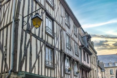 Dinan, Brittany 'deki güzel şehir, tarihi merkezde eski evler
