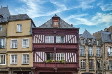 Dinan, Brittany 'deki güzel şehir, tarihi merkezde eski evler