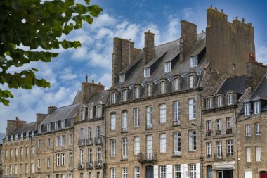 Dinan, Brittany 'deki güzel şehir, tarihi merkezde eski evler