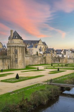 Vannes, Brittany 'deki ortaçağ şehri, çiçek tarhlı surların manzarası.