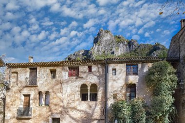 Fransa 'da Saint-Guilhem-le-Desert, köy manzarası, tipik evler, arka planda dağ.