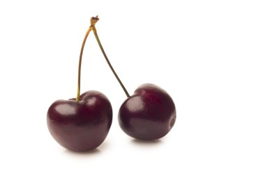 Beyaz arka planda olgun kirazlar