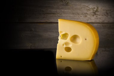 Maasdam peynir ahşap arka plan üzerinde