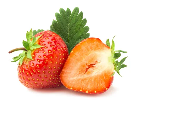 Erdbeeren mit Blättern auf weißem Hintergrund — Stockfoto