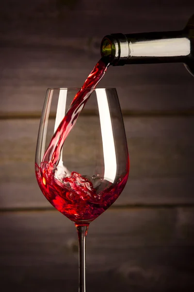 Butelkę napełnianie kieliszek wina — Zdjęcie stockowe