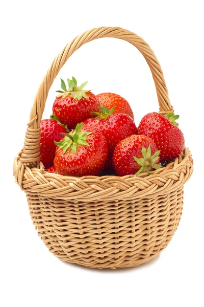 Erdbeeren im Korb auf weißem Hintergrund lizenzfreie Stockbilder
