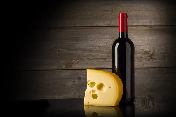 Κρασί και τυρί σε ξύλινο φόντο Royalty Free Εικόνες Αρχείου