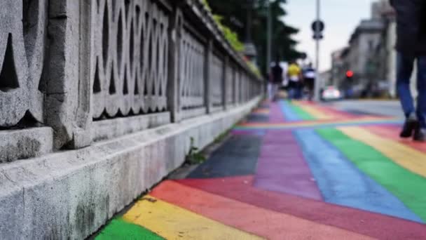 Sidewalk med stolthet flagga och människor promenader längs gatan — Stockvideo