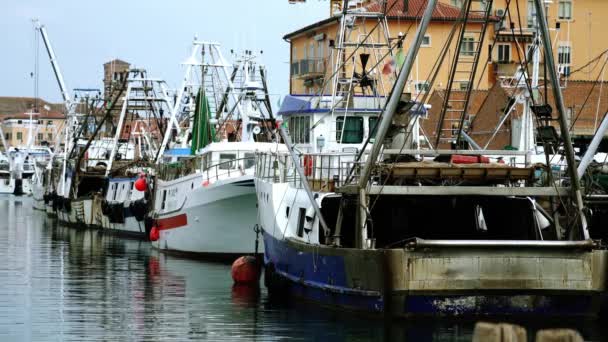 Πολύχρωμα ιστιοφόρα με κυματιστές ιταλικές σημαίες ανά τράπεζα στο λιμάνι — Αρχείο Βίντεο