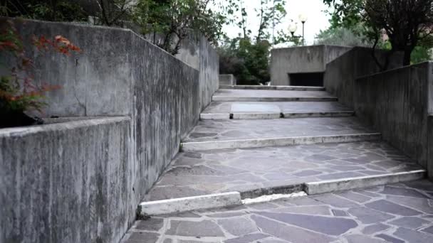 Oude straatbuitenkant met brede donkergrijze betonnen trap — Stockvideo