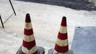 Parlak kırmızı ve beyaz renkli kirli uyarı konileri oluşturuluyor