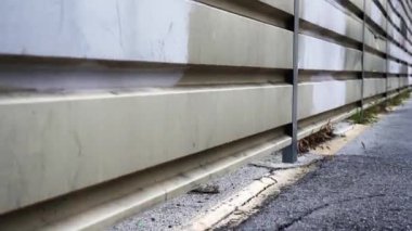 Gri renkli, çizgili ve lekeli modern garaj çiti.