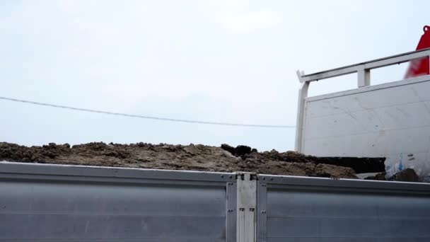 Camion avec remorque et terrain excavé sur le chantier — Video