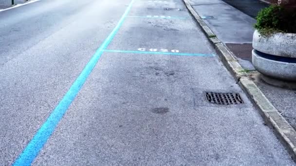 Asfalt väg med särskilda separera parkeringsplatser blå linjer — Stockvideo