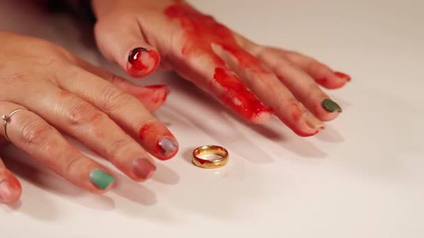 Τρέμοντας νέα γυναίκα χέρια με ματωμένα δάχτυλα πάνω από το δαχτυλίδι — Αρχείο Βίντεο