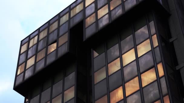 Obra-prima de arquitetura moderna com janelas quadradas perfeitas — Vídeo de Stock