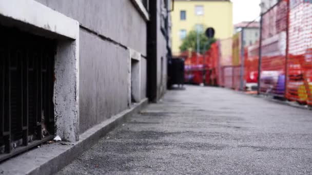 Ristrutturazione del sito circondato da recinzione rossa vicino all'edificio — Video Stock