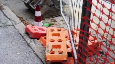 Terk edilmiş özel bina ekipmanları ve kırmızı ağı ayırmak