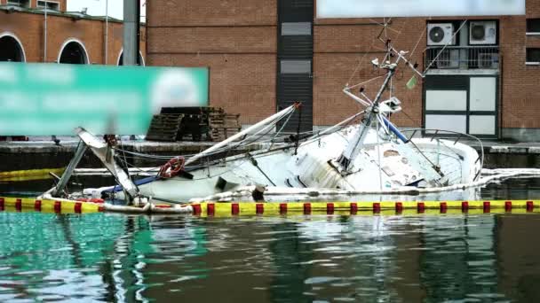 Flusskanal mit Segelboot nach Schiffbruch von Ufer abgestürzt — Stockvideo