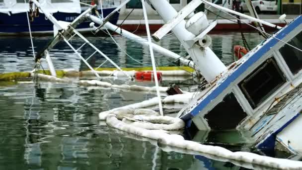 Rusty detaljer om gamla skadade segelbåt sjunken efter skeppsbrott — Stockvideo