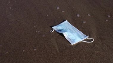 Beyaz köpüklü şeffaf deniz dalgaları mavi yüz maskesi