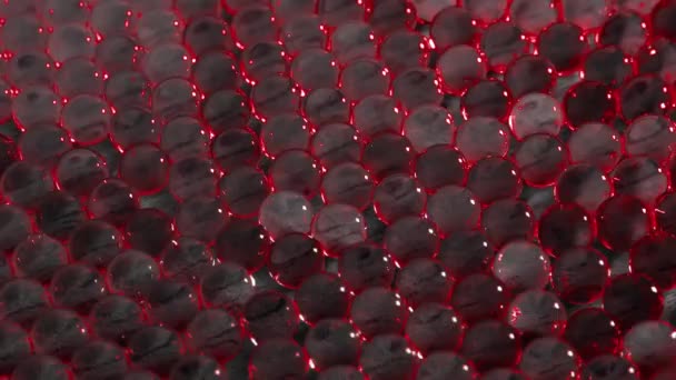 Pequenas bolas de vidro cobrir a superfície em luzes brilhantes piscando — Vídeo de Stock