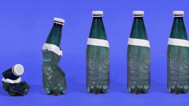 Plastic flessen comprimeren tegen knipperende achtergrond — Stockvideo