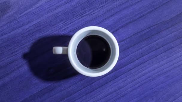 Copo de café de porcelana enchimento e esvaziamento com líquido escuro — Vídeo de Stock