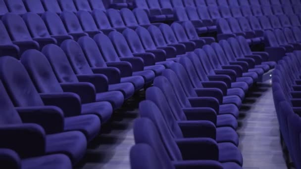 Μαλακό θέατρο πολυθρόνες σε φωτεινά πολύχρωμα φώτα αναβοσβήνει — Αρχείο Βίντεο