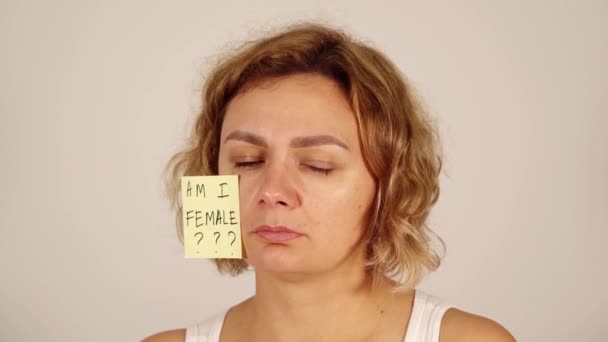 Senhora deprimida com cabelo encaracolado vira cabeça e mostra bochecha — Vídeo de Stock