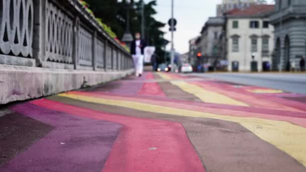 Street sidewalk with multi colored changing rainbow flag — Vídeo de Stock