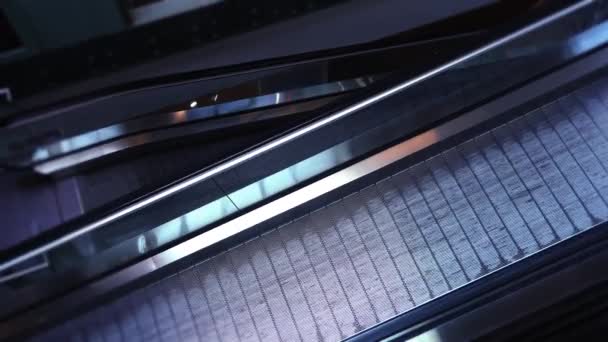 Empty moving walkway with glass railings in dark airport — Wideo stockowe