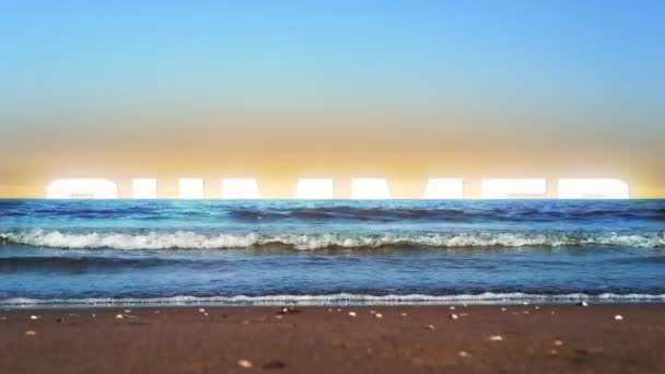 Witte gloeiende woord Zomer stijgt boven de oceaan bij zonsondergang — Stockvideo