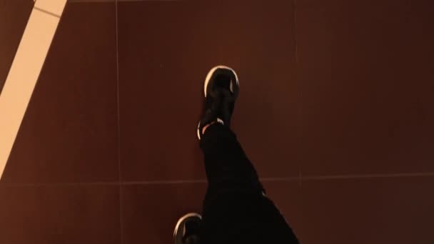 Πρόσωπο περπατά σε πλακάκια όροφο σε κύκλο με λευκό βέλος fpv — Αρχείο Βίντεο
