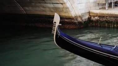 Güzel donanma gondolunda demir ferro kemerin altında yelken açıyor.
