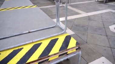 Yayalar için özel yollar sel baskınında yüzeye konur