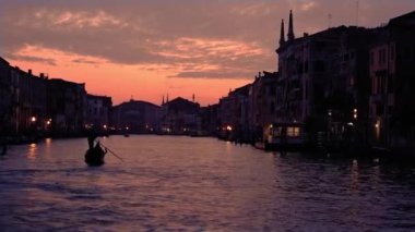 Uzun kürekli güçlü gondolcu silueti.