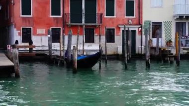 Grand Canal 'ın yeşil sularında yol alıyoruz gondolu geçiyoruz.