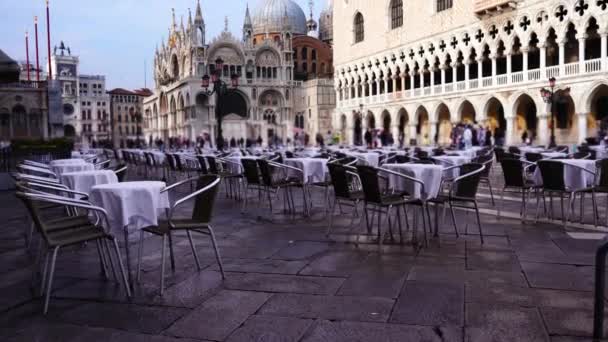 Restaurante al aire libre contra multitud de gente en Venecia — Vídeos de Stock