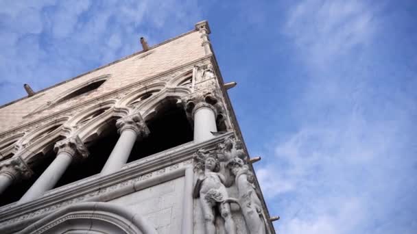 Hoek van verbazingwekkende Doge Palace gebouw gevel lage hoek schot — Stockvideo