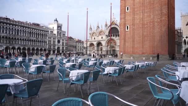 Restaurante al aire libre con manteles blancos y sillas azules — Vídeos de Stock