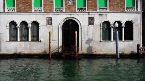 Navigazione sul Canal Grande edificio passato con finestre ad arco — Video Stock