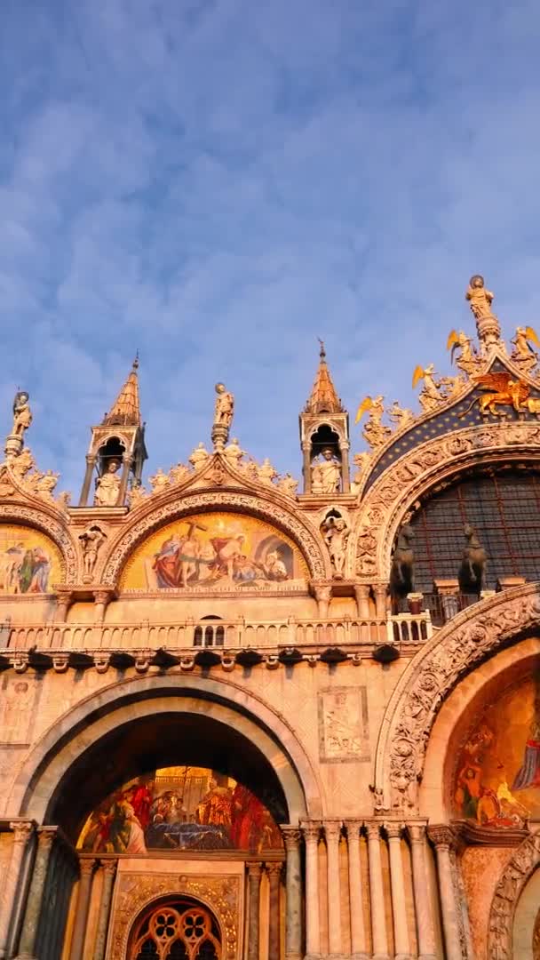 Beleza de tirar o fôlego da fachada da Basílica de São Marcos — Vídeo de Stock