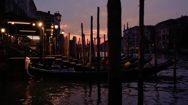 Line of long gondolas rolls on gentle waves of Grand Canal — Stock Video