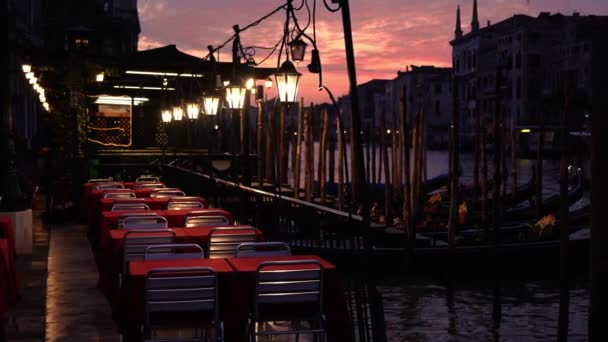 Gemütliches Café im Freien mit roten Tischdecken gegen den Sonnenuntergang — Stockvideo