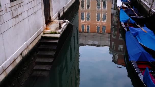 Büyük Kanal 'ın sakin suları ve beyaz merdivenleri olan kısımlarını daralt. — Stok video